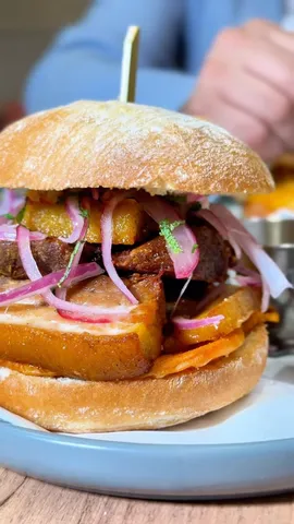 Sánguche de chicharrón servido en la mesa
